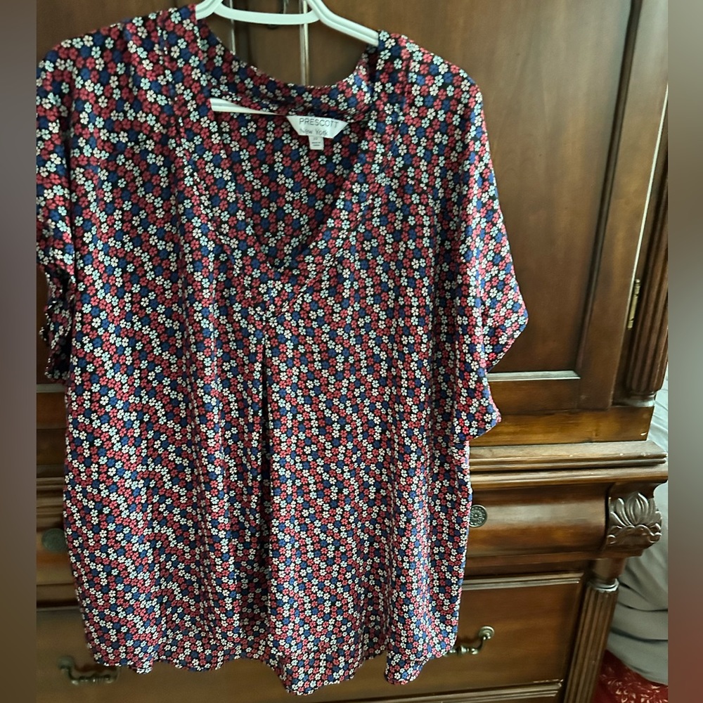 V Neck short sleeve blouse. Size 22